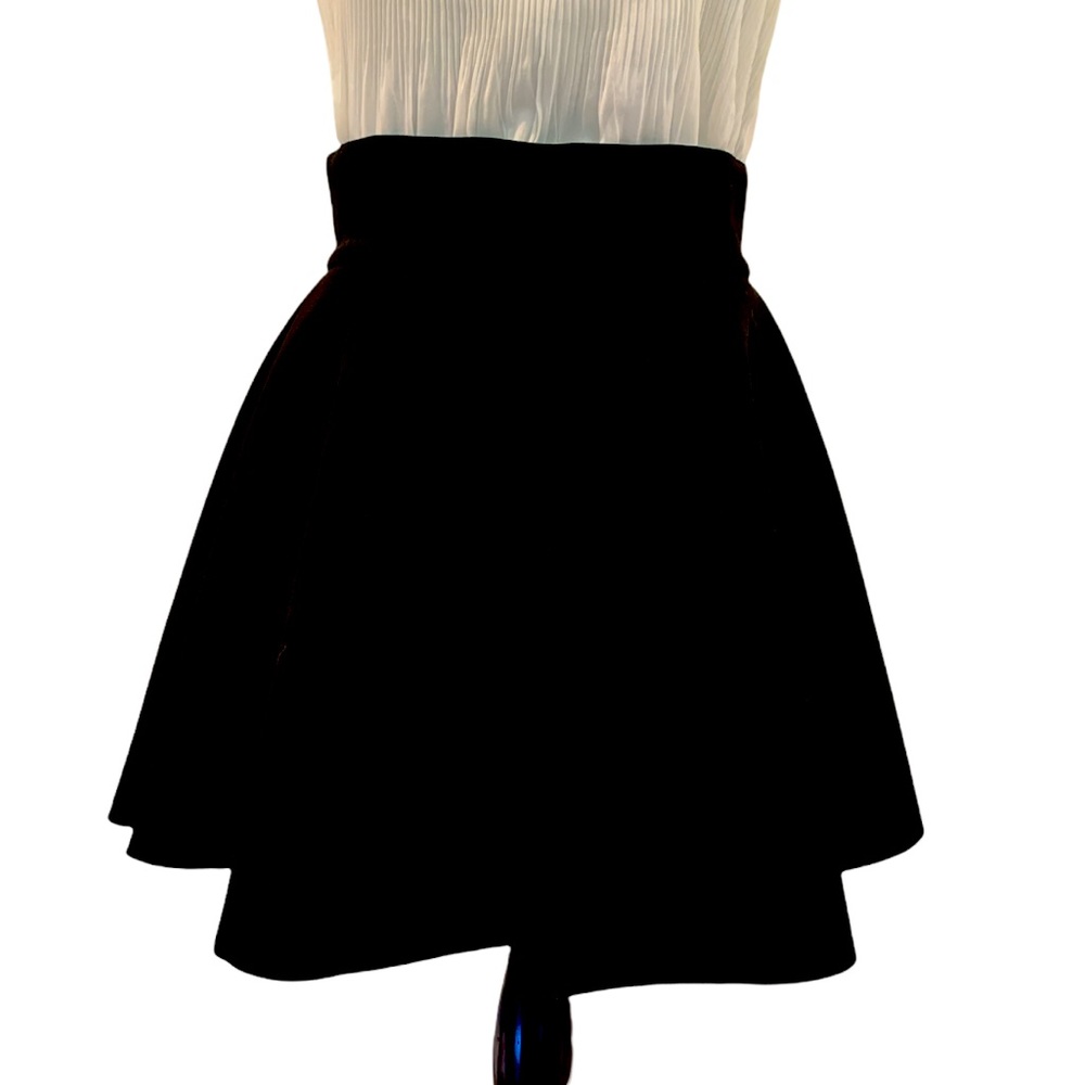 H & M Black Pleated Full Mini Skirt Red Inside US10